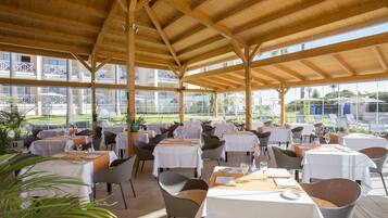 Serveert lunch, diner, Mediterrane gerechten, uitzicht op het zwembad