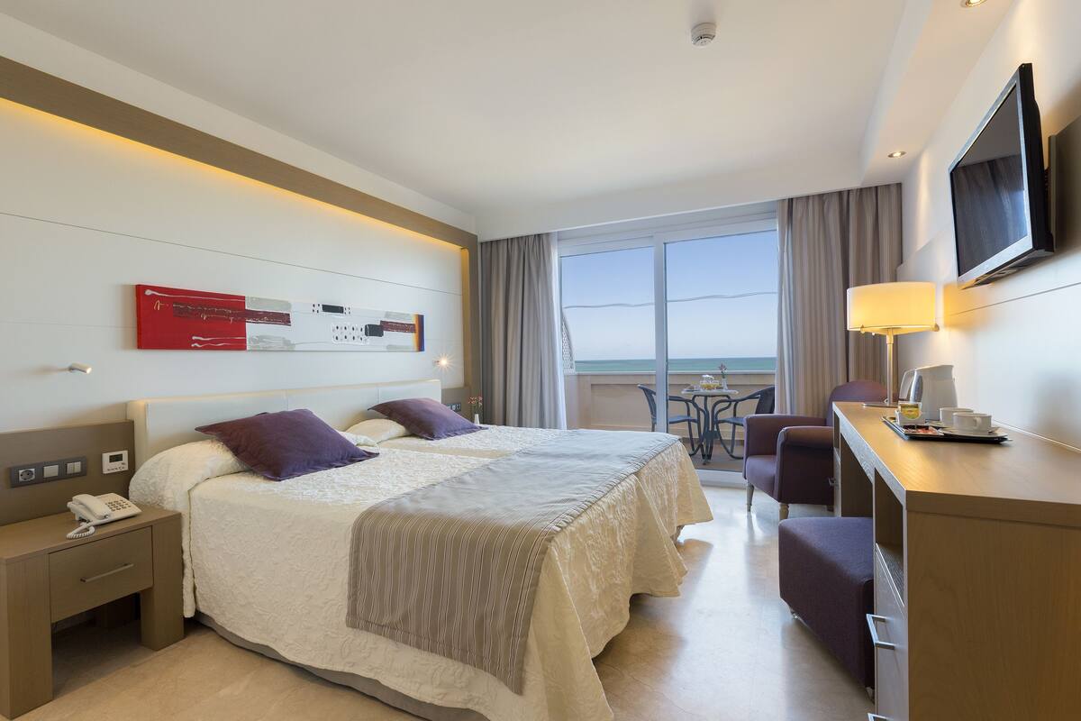 Kamar Double, pemandangan laut | Minibar, meja kerja, tirai kedap cahaya, dan kedap suara