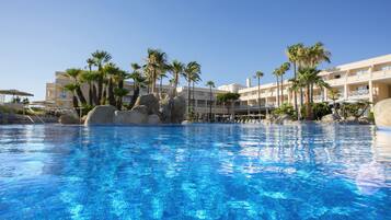 Innenpool, Außenpool, Sonnenschirme, Liegestühle