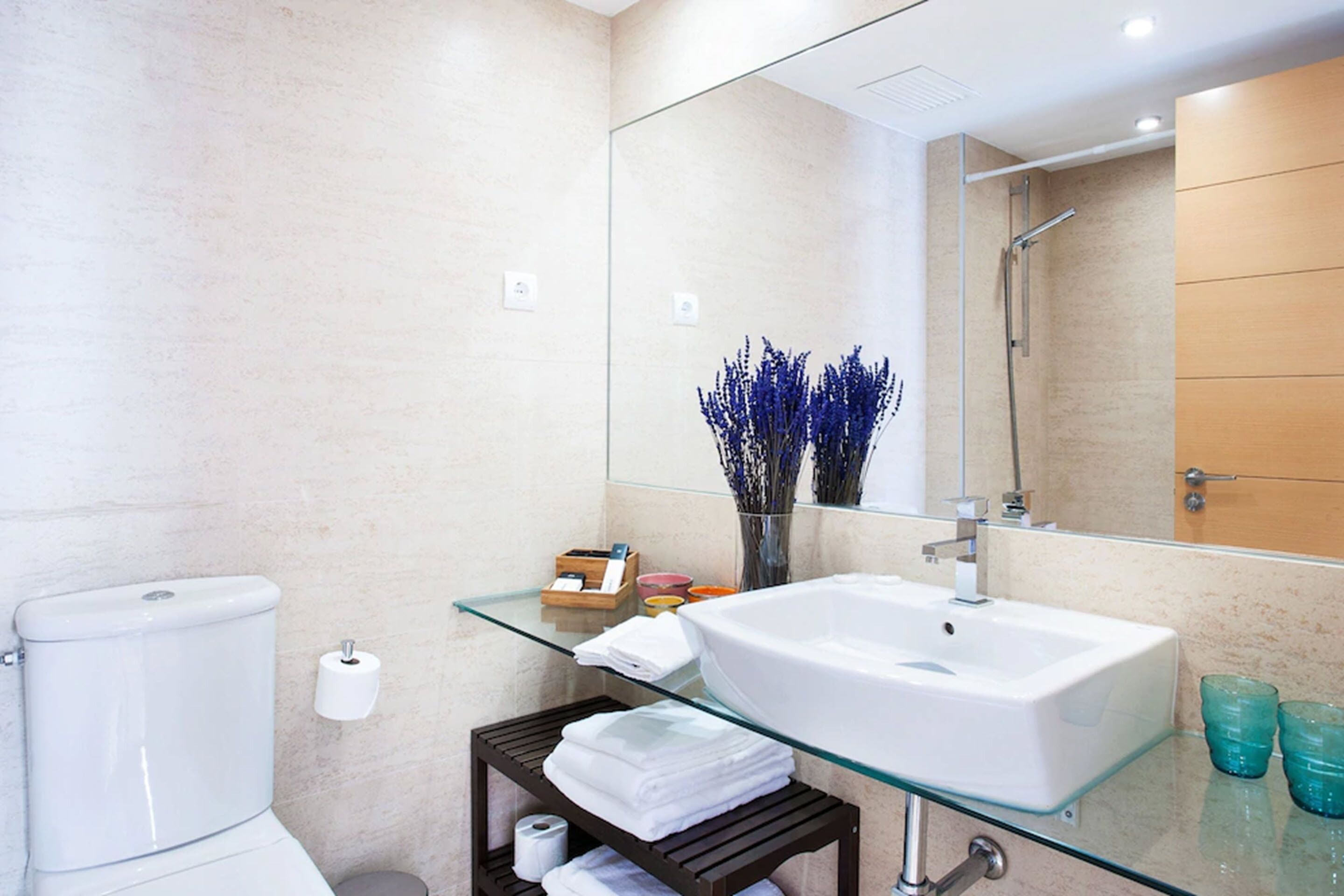 シャワー付き浴槽、バスアメニティ (無料)、ヘアドライヤー、タオル