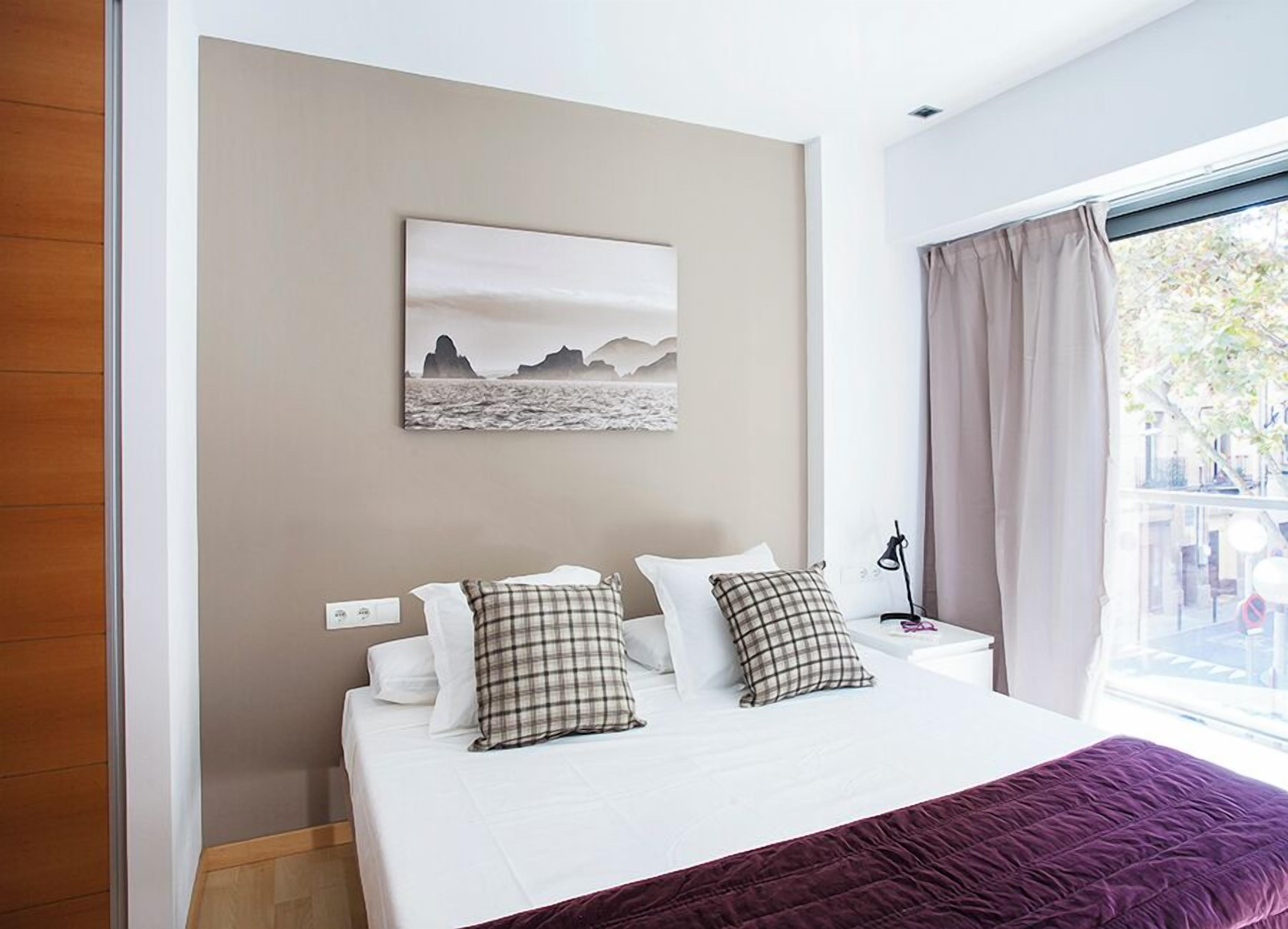 Sängtillbehör av högsta kvalitet och värdeförvaringsskåp på rummet