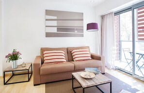 Comfort Apartment, City View | Ruang tamu | TV Pintar, Netflix, pemain DVD 