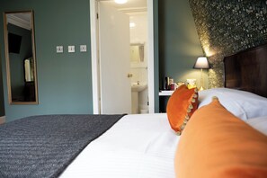 Chambre double ou avec lits jumeaux, salle de bain attenante | Décor unique, ameublement unique, système d’insonorisation