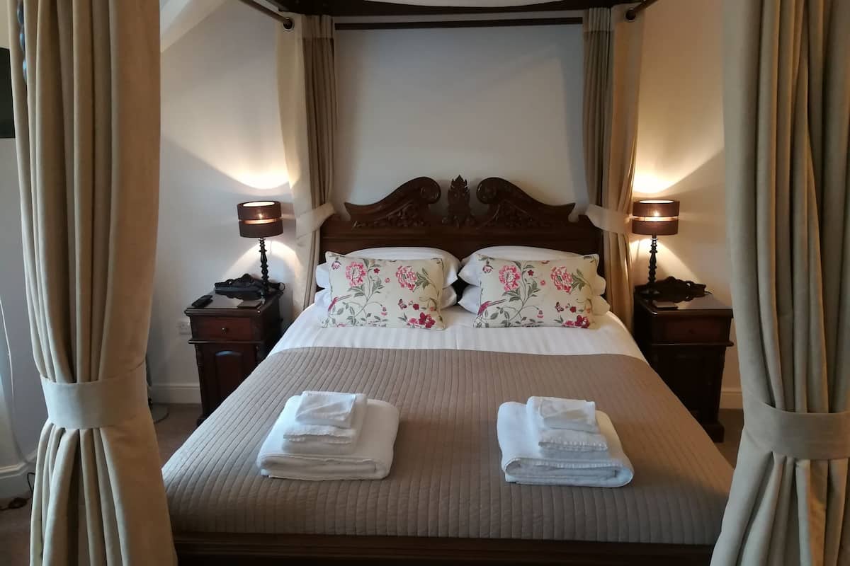 Double Room (Room 6 -Four Poster) | Iron/ironing board, WiFi (free), bed sheets
