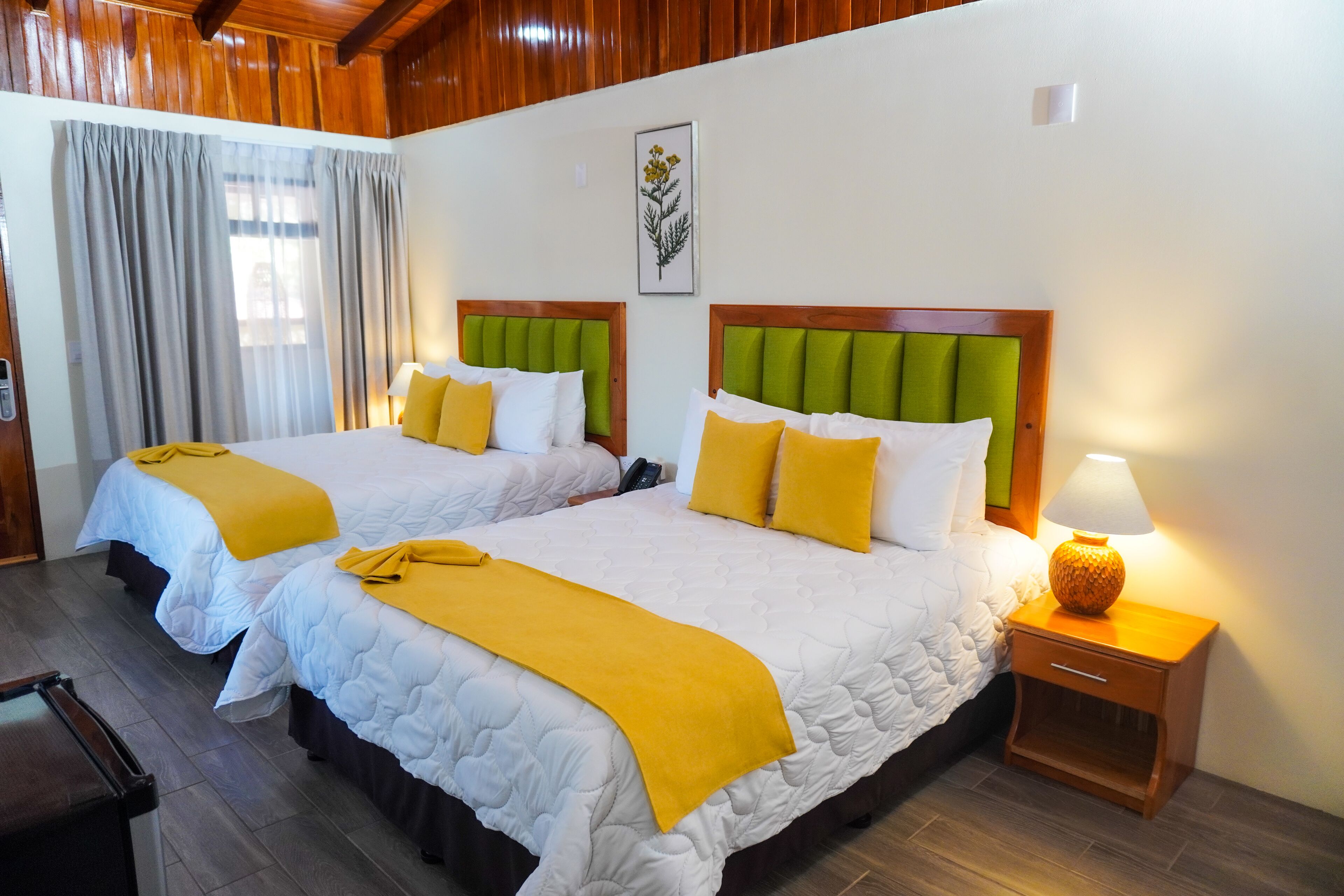 Guaria 2 Queen Bed | Premium bedding, desk, soundproofing, free WiFi