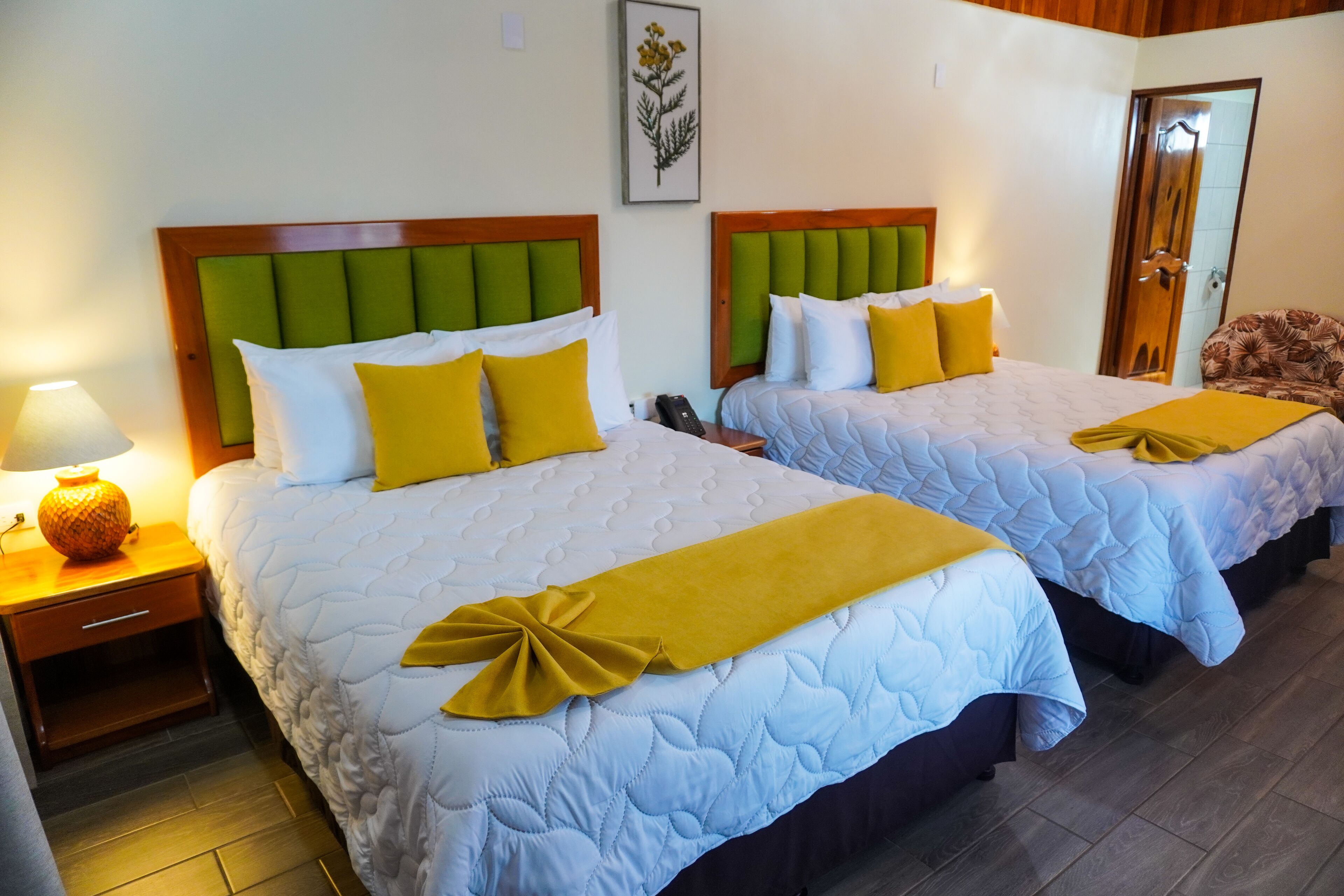 Guaria 2 Queen Bed | Premium bedding, desk, soundproofing, free WiFi