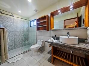 Superior kamer | Badkamer | Een douche,  milieuvriendelijk toiletgerief, een haardroger, handdoeken