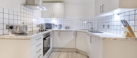 Appartement, 1 chambre | Cuisine privée | Réfrigérateur, micro-ondes, four, plaque de cuisson