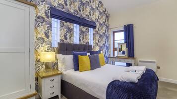 Apartment, 1 Schlafzimmer (First Floor) | Individuell dekoriert, individuell eingerichtet, Bügeleisen/Bügelbrett
