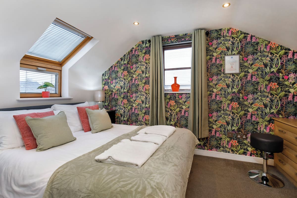 No4 (Large 1 Bedroom Apartment - Second Floor) | Individually decorated, individually furnished, iron/ironing board