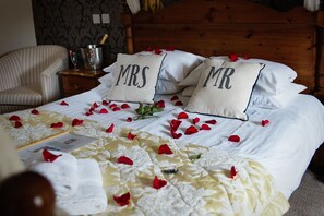 Honeymoon Room | WiFi (free) - Whiston Hall (Stoke-on-Trent)