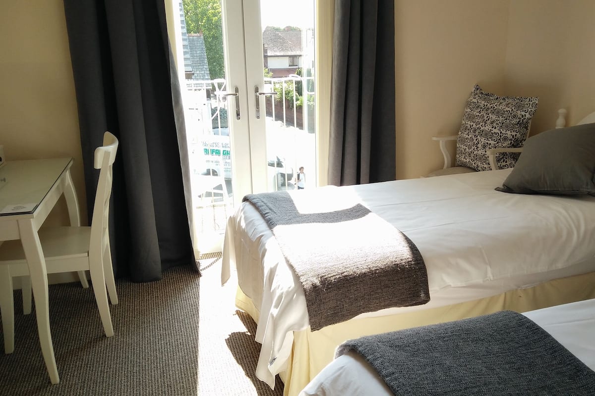 Deluxe Apartment, 3 Bedrooms, 2 Bathrooms (Apartment 6 sleeps 8) | 2 bedrooms, individually furnished, desk, laptop workspace