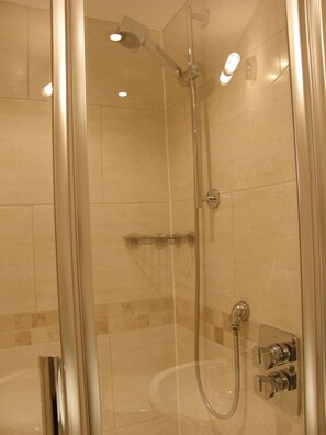 Leilighet – deluxe, 3 soverom, 2 bad (Apartment 6 sleeps 8) | Dusj på badet
