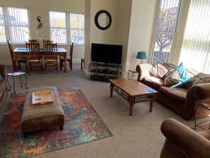 家庭公寓, 2 间卧室, 双浴室 (Apartment 1, can sleep 9) | 起居区 | 平板电视、DVD 播放器