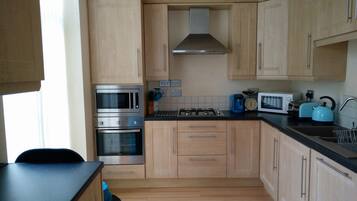 Căn hộ dành cho gia đình, 2 phòng ngủ, 2 phòng tắm (Apartment 1, can sleep 9) | Bếp riêng | Tủ lạnh, lò vi sóng, lò nướng, dụng cụ pha cà phê/trà