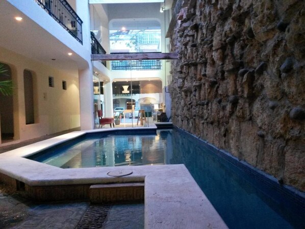 สระว่ายน้ำกลางแจ้ง