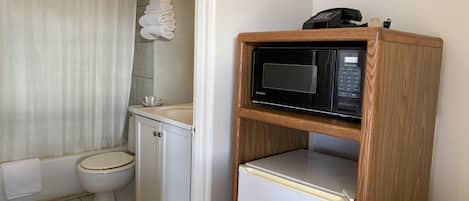 Combined shower/tub, free toiletries, hair dryer, towels