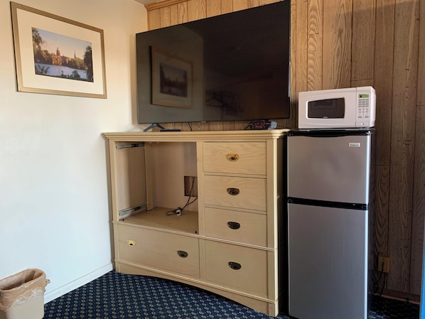 Desk, free WiFi, bed sheets - Surrey Motel (Ottawa)