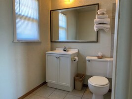 Bañera con ducha, artículos de tocador gratuitos, secador de pelo