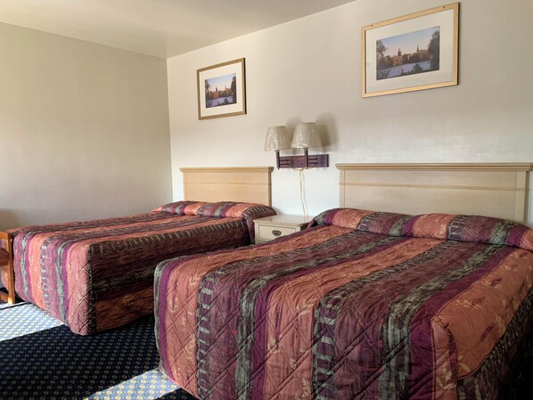 Desk, WiFi (free), bed sheets - Surrey Motel (Ottawa)