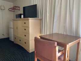 Escritorio, wifi gratis y ropa de cama 