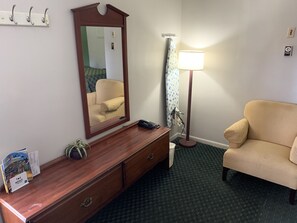 Deluxe Room, 2 Double Beds | Living area