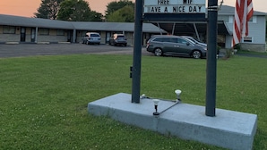 A motel sign with amenities including 24-hour service, KingBed TV, phone, HBO & cable, free WiFi, and a nice day. - Gas Lite Motel (Lawrenceville)