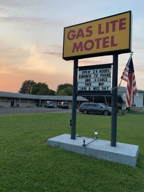Exterior detail - Gas Lite Motel (Lawrenceville)