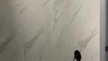 Combined shower/tub, free toiletries, hair dryer, towels
