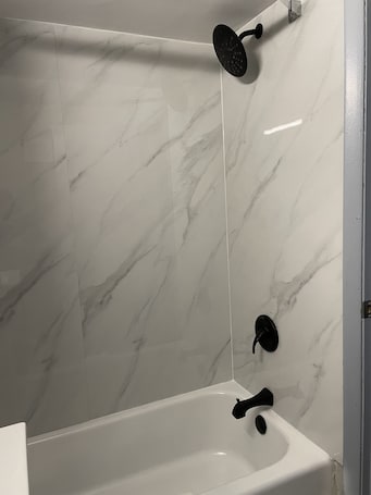 Combined shower/tub, free toiletries, hair dryer, towels. Gas Lite Motel