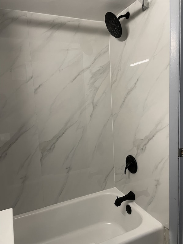 Tina con regadera, amenidades de baño gratuitas, secadora de cabello 