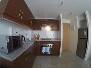 Grand réfrigérateur, micro-ondes, four, cafetiÚre/bouilloire