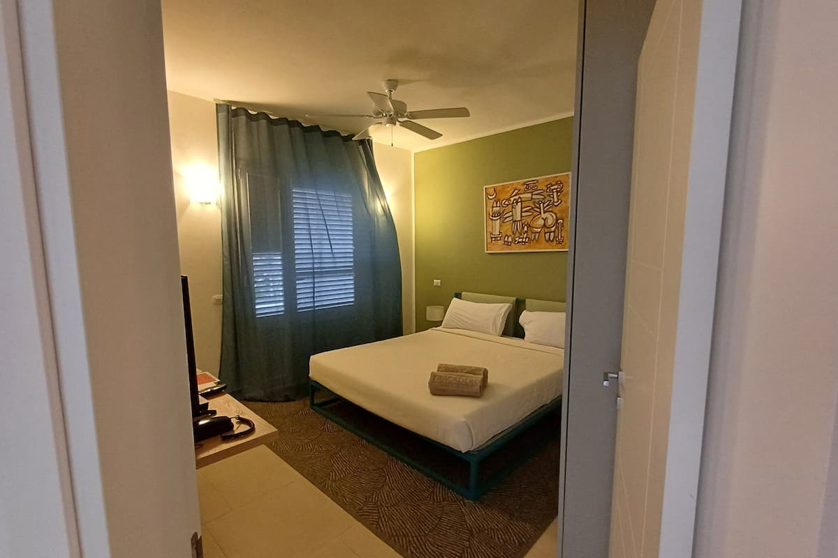 Departamento Deluxe, 1 cama matrimonial | 2 habitaciones, edredón, minibar y caja de seguridad en la habitación