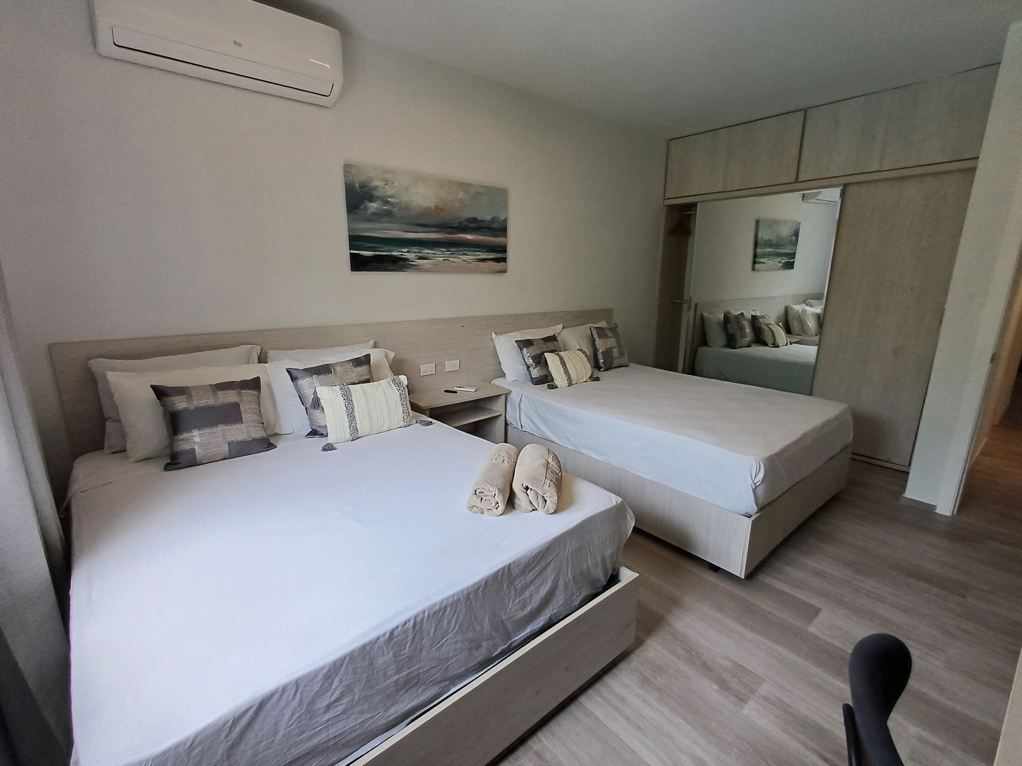 Familiesuite, 2 queensize-senger | Dundyner, minibar, safe på rommet og individuelt dekorert