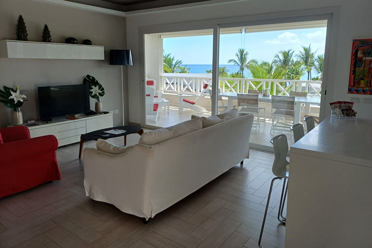 3 Bedroom Penthouse, Ocean View | Área de sala de estar | Televisión