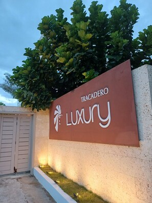 Front of property - TRACADERO Beach Club and Holidays Rentals (San Rafael del Yuma)