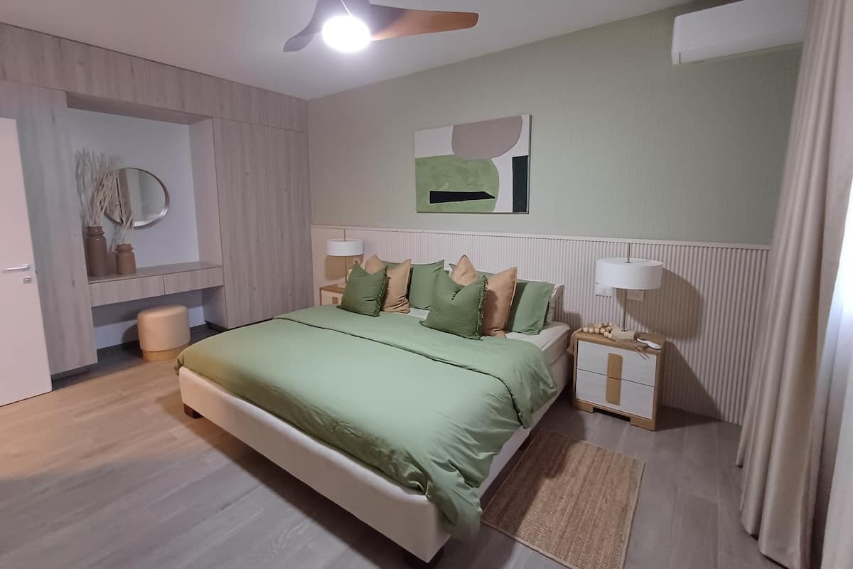 Departamento Deluxe | 2 habitaciones, edredón, minibar y caja de seguridad en la habitación