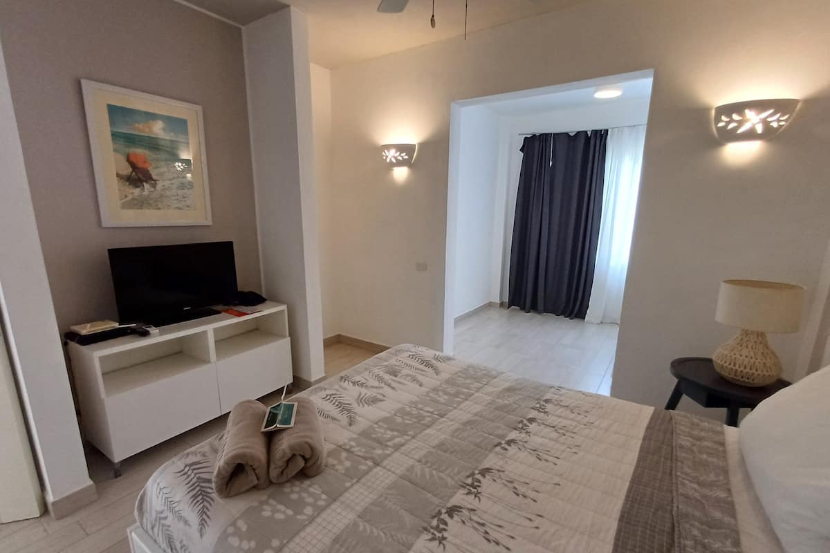 Departamento Deluxe, 1 cama matrimonial | 2 habitaciones, edredón, minibar y caja de seguridad en la habitación