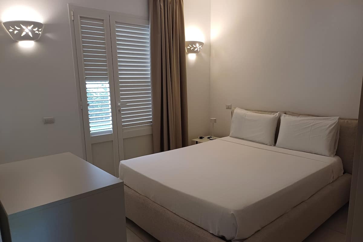 2 bedrooms, down duvets, minibar, in-room safe