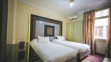 Habitación estándar con 2 camas individuales | Ropa de cama de alta calidad y caja de seguridad en la habitación