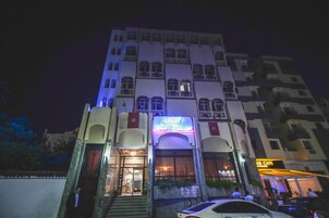 Fachada de la propiedad por la tarde o noche