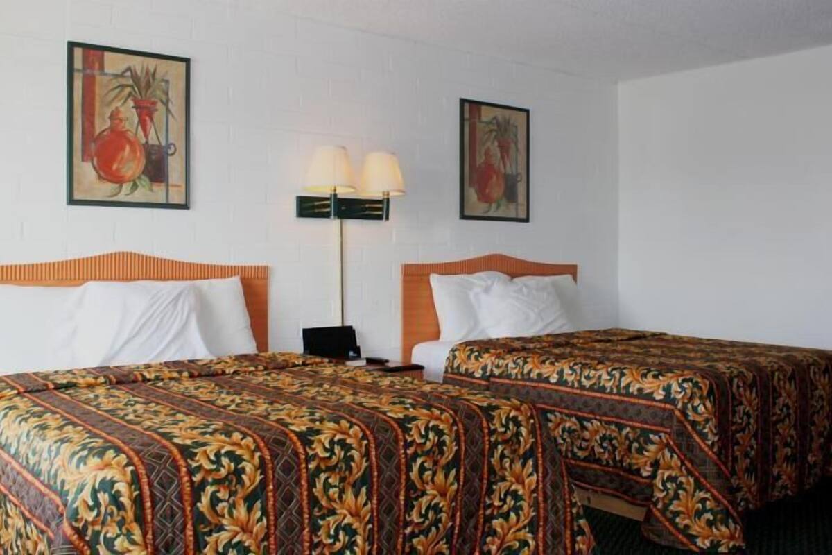 Standard Room, 2 Queen Beds | WiFi (free), bed sheets