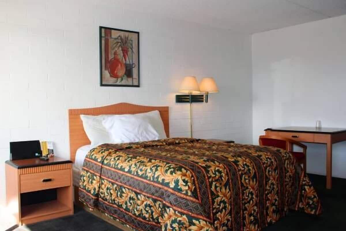 Standard Room, 1 Queen Bed | WiFi (free), bed sheets