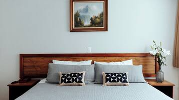 Habitación con cama king, sin aire acondicionado | Ropa de cama de alta calidad, edredón y escritorio