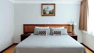 Zimmer, 1 King-Bett (No air conditioning) | Hochwertige Bettwaren, Daunenbettdecken, Schreibtisch