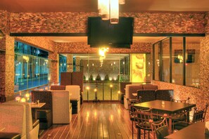 Se sirven desayunos y cocina internacional 