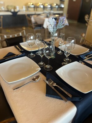 Frokost serveres, internasjonale retter