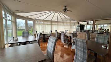 Tägliches inbegriffenes großes Frühstück