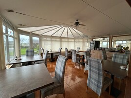 Desayuno completo incluido todos los días 