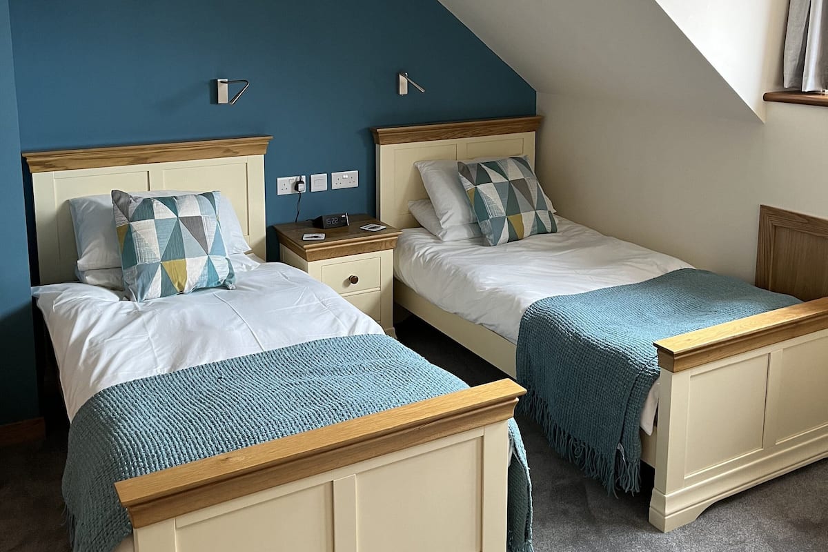 Standard Twin Room | Free cribs/infant beds, free WiFi, bed sheets